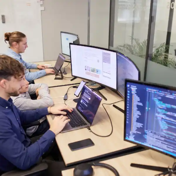 Développeurs, designers, chefs de projet, travaillant au sein des bureaux de l'agence Dexon spécialisée en création d'applications mobiles et web