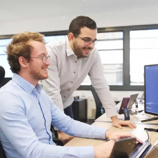 Développeurs, designers, chefs de projet, travaillant au sein des bureaux de l'agence Dexon spécialisée en création d'applications mobiles et web