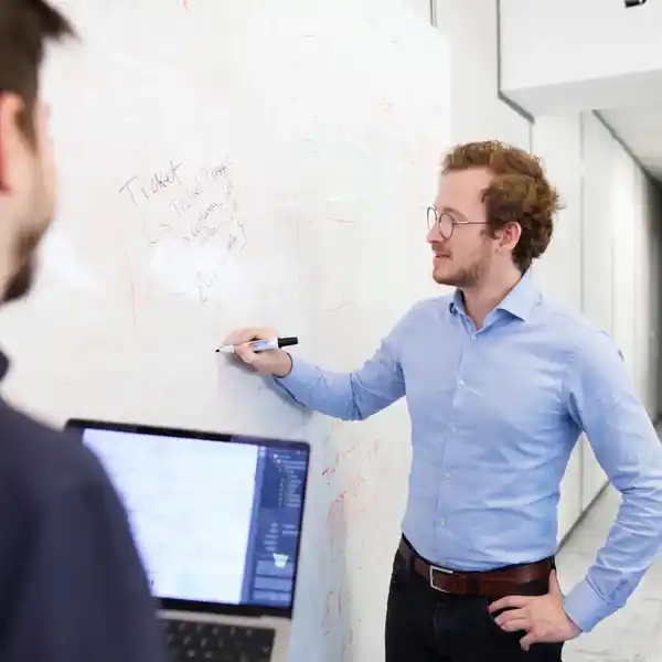 Développeurs, designers, chefs de projet, travaillant au sein des bureaux de l'agence Dexon spécialisée en création d'applications mobiles et web