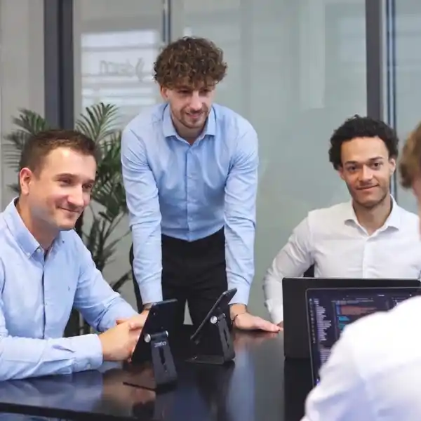 Développeurs, designers, chefs de projet, travaillant au sein des bureaux de l'agence Dexon spécialisée en création d'applications mobiles et web