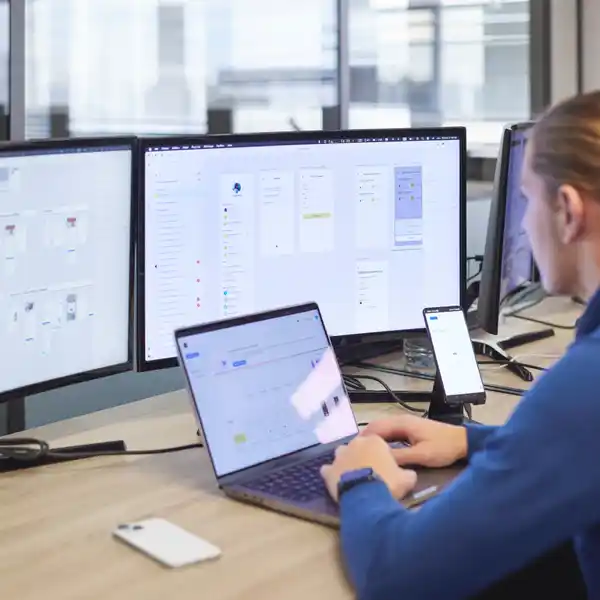 Développeurs, designers, chefs de projet, travaillant au sein des bureaux de l'agence Dexon spécialisée en création d'applications mobiles et web